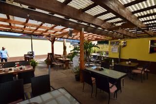 überdachter Biergarten