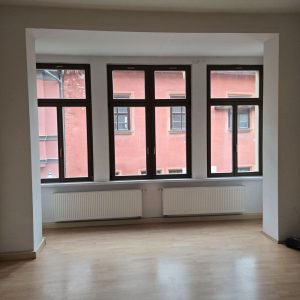 Heller Raum mit Erker und vier Sprossenfenstern